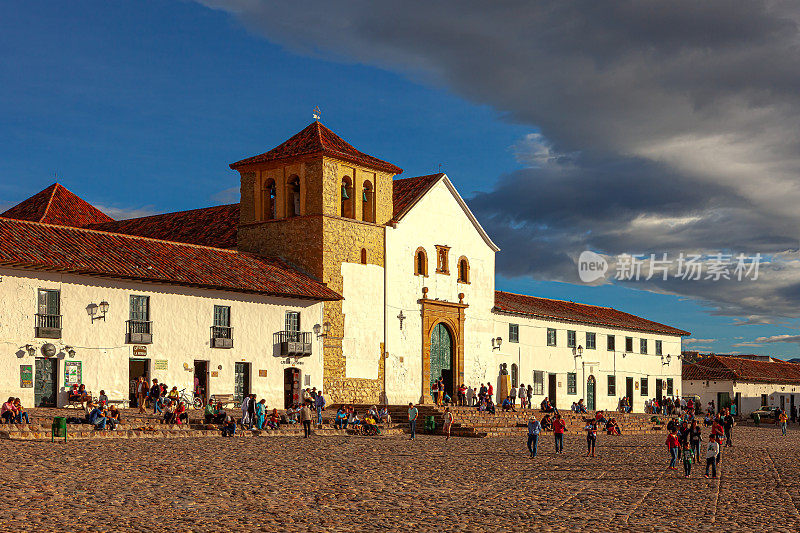 哥伦比亚Villa de Leyva——当地哥伦比亚人在鹅卵石铺就的广场台阶上观看16世纪殖民小镇的日落